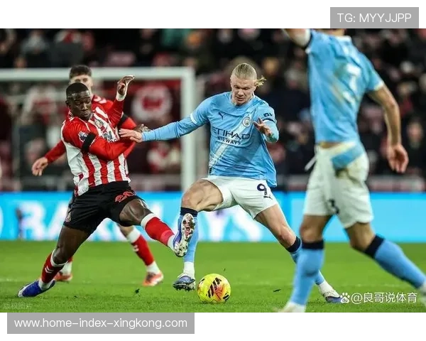 英超曼城短传连动丝滑，禁区内攻势频发